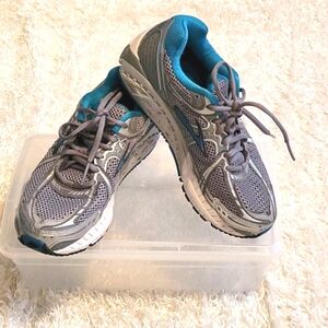 BROOKS Addiction running shoes Size 7